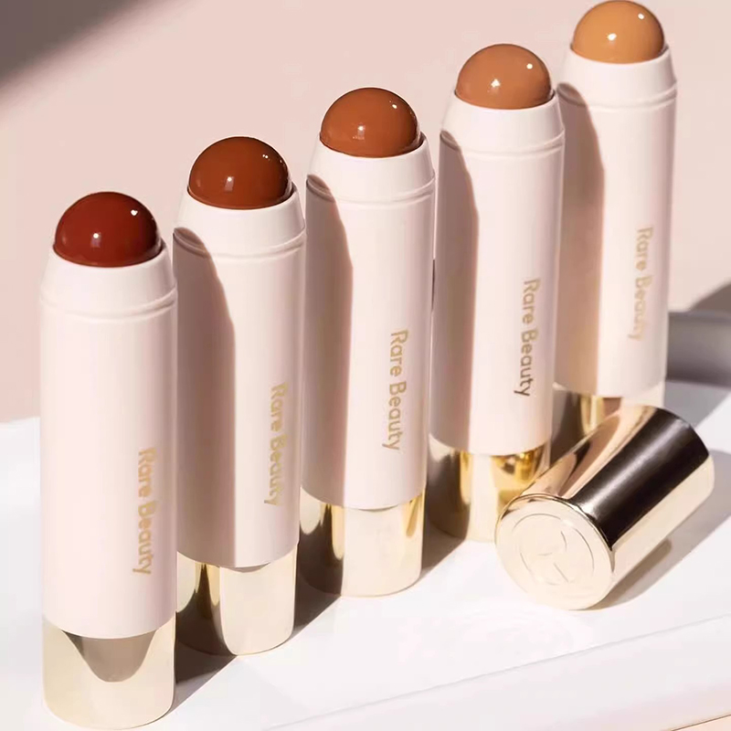Luksusowy, rzadki brązujący ko – Rare Beauty Makeup Highlighter recenzja i cena